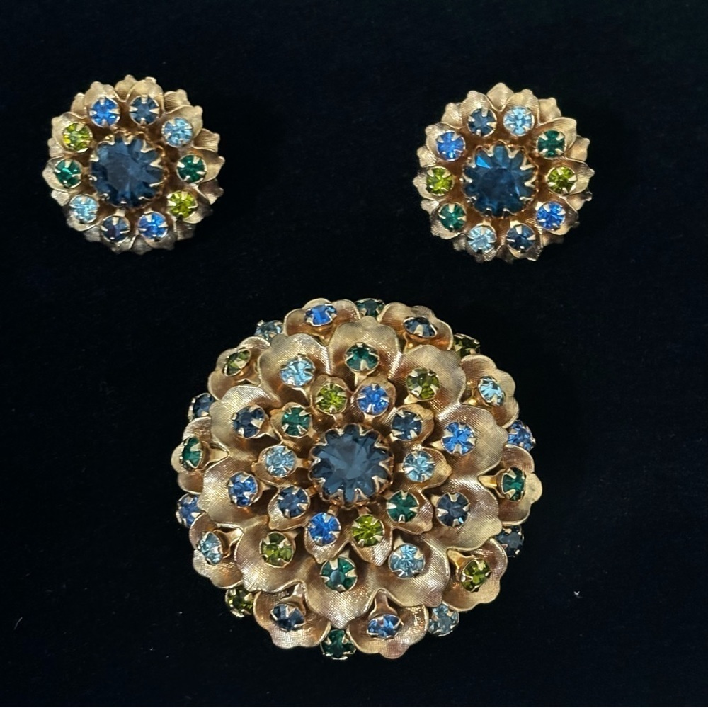 Unsigned  Vintage gold tone rhinestone crystals brooch and clip earrings